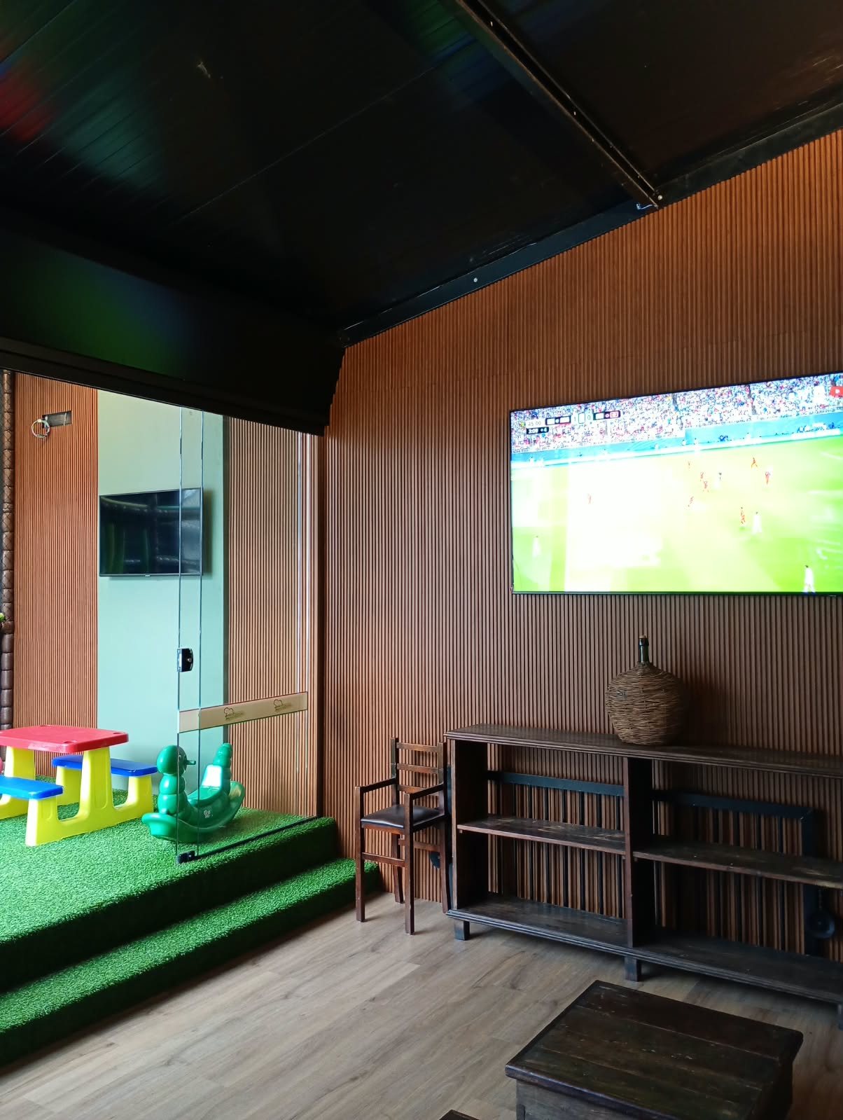 Área de lazer com painel e acabamento