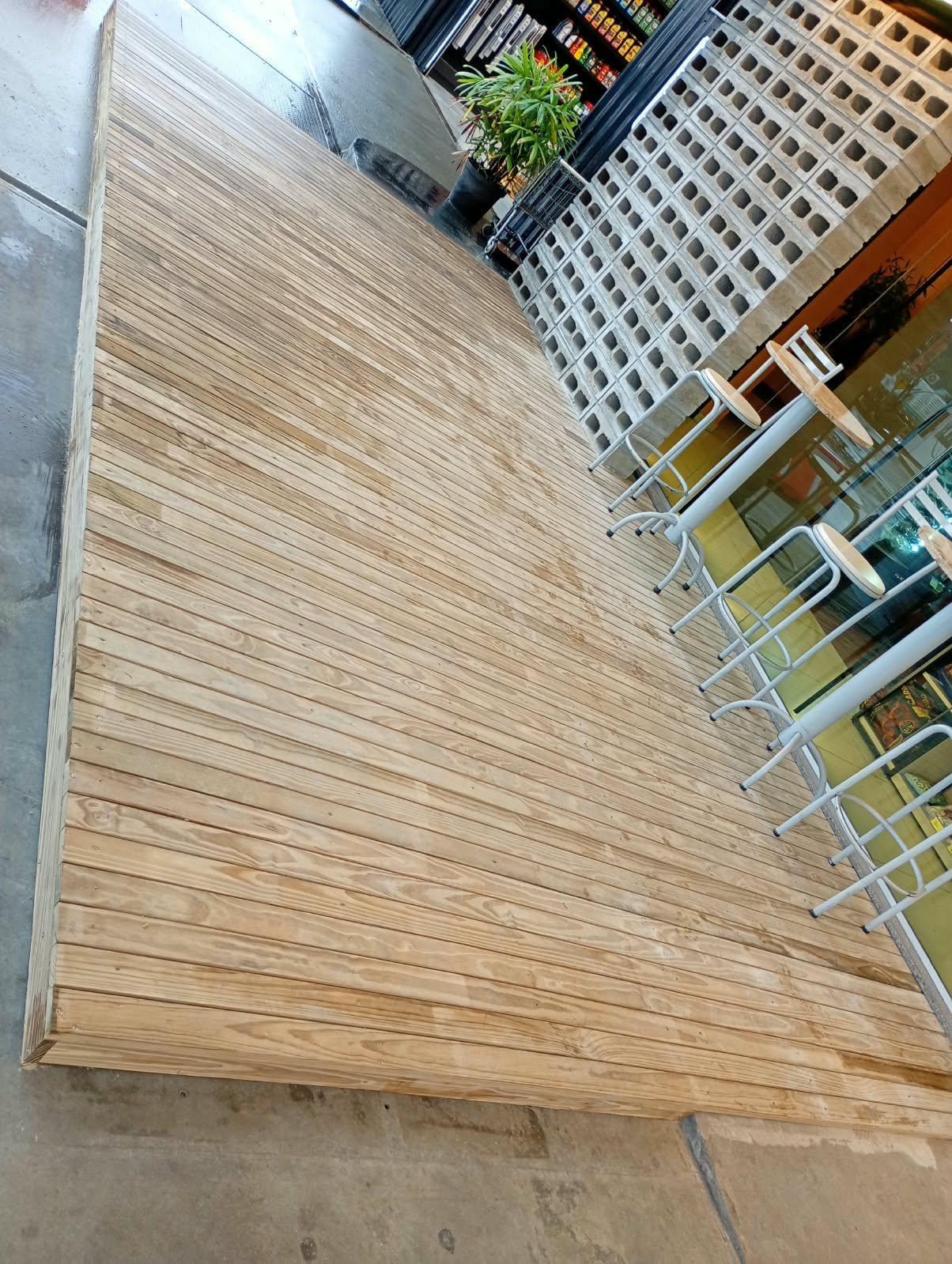 Deck de madeira instalado em área externa