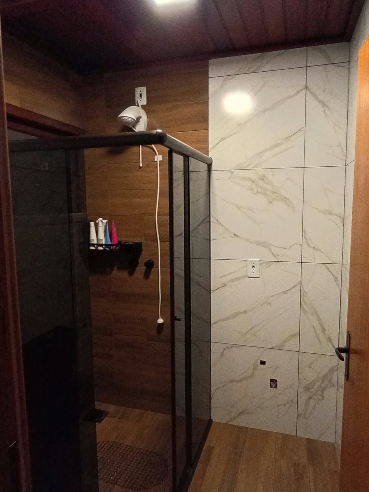 Revestimento de banheiro em andamento