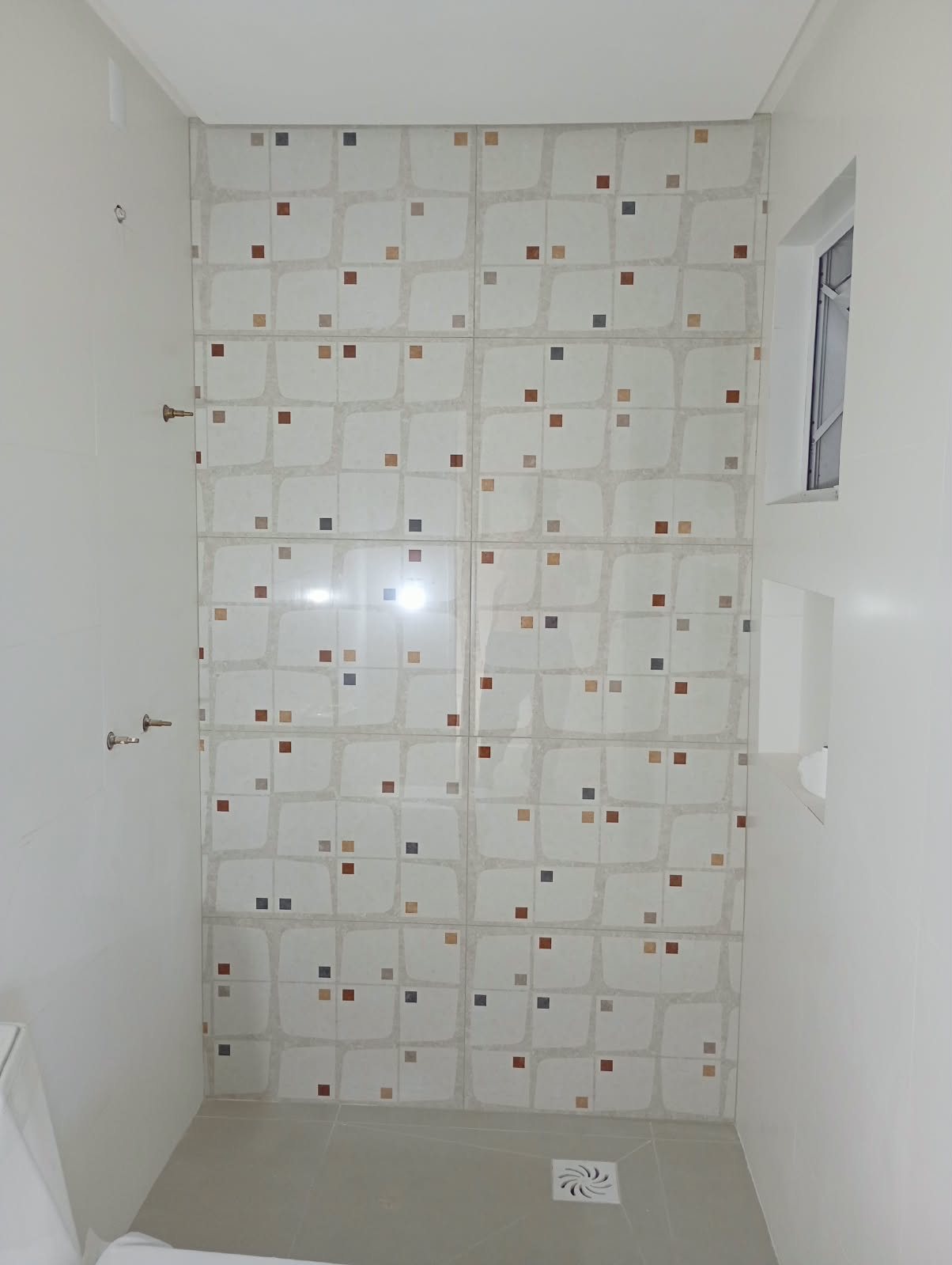 Banheiro com revestimento instalado