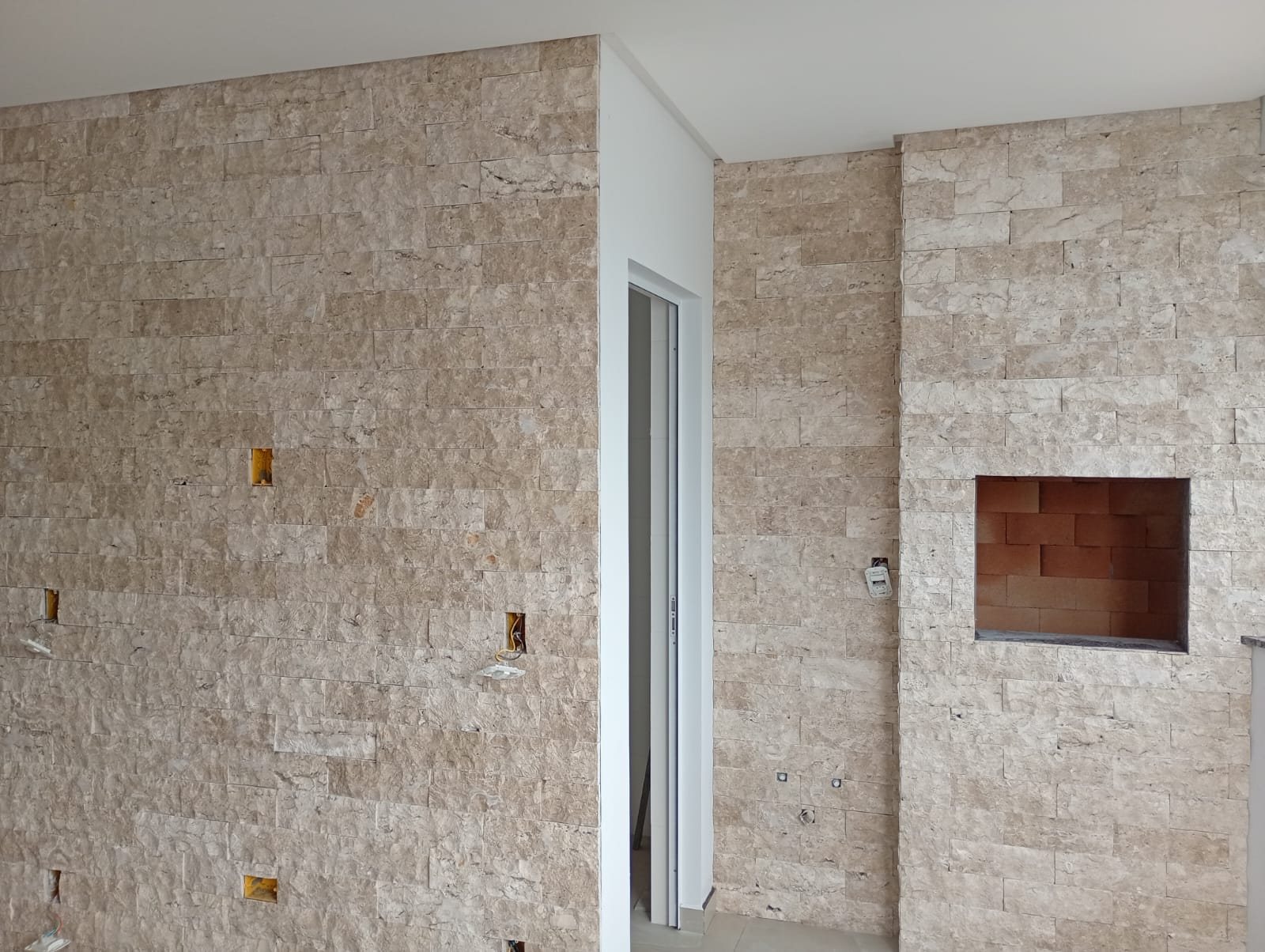 Parede com revestimento decorativo