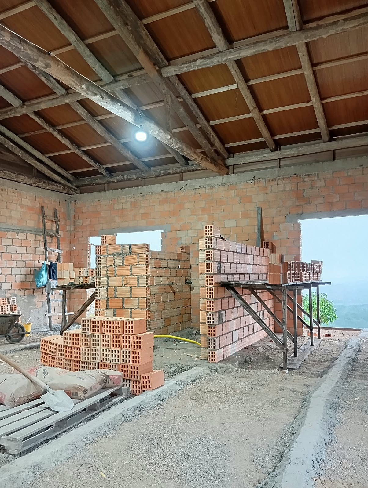 Obra de alvenaria em andamento realizada pelo Construindo com o Leo